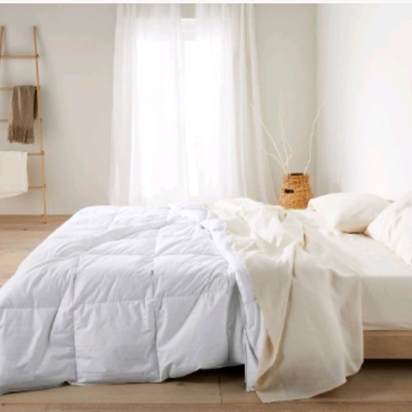 Casaluna Other - Casaluna ™ Full/Queen Light Weight Premium Down Comforter